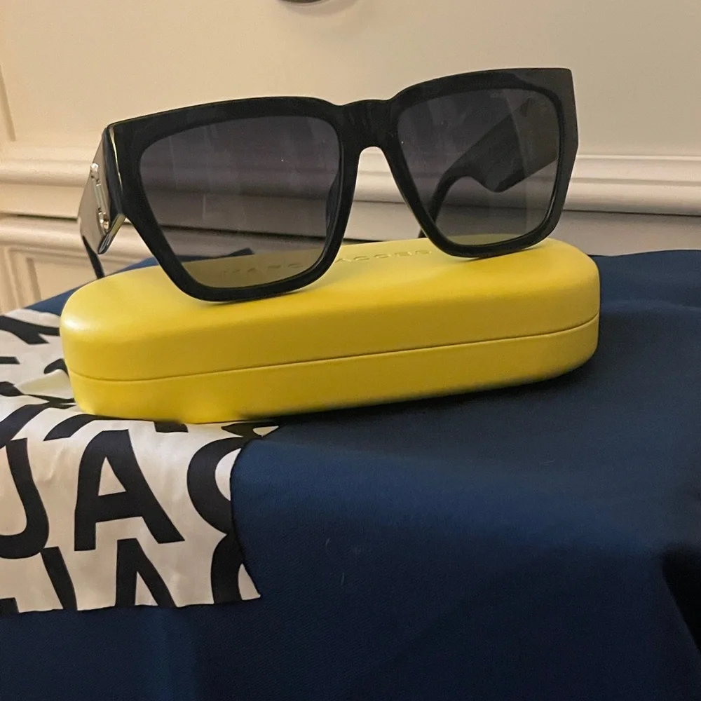 NWOT-Marc Jacob’s Black Sunglasses with Yellow Case - Picture 7 of 10